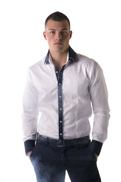 Jovem Atraente Com Camisa Branca Mãos Nos Bolsos Com Pouco — Fotografia de Stock