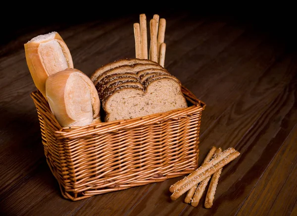 Cesta Com Pão Variado Uma Mesa Madeira — Fotografia de Stock