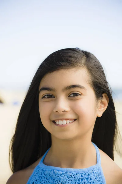 Портрет Молодої Змішаної Гонки Дівчина Посміхається Пляжі — стокове фото