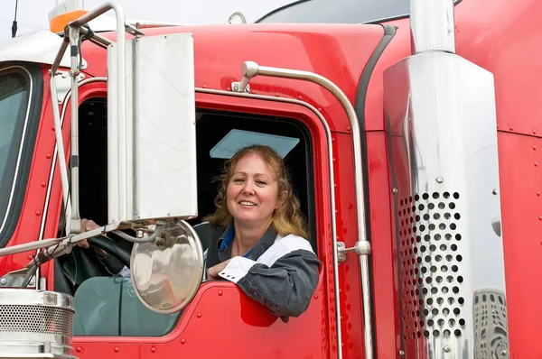 Lkw Fahrerin Lehnt Sich Aus Der Fahrerseite — Stockfoto