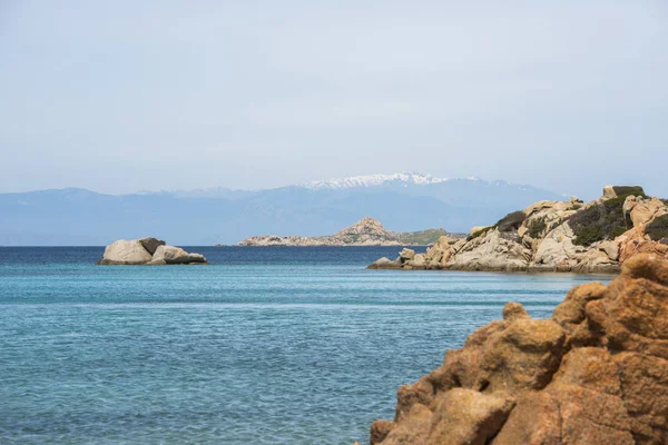 Maddalena Nın Güzel Adası Arka Planda Mavi Deniz Dağlarla Karşılaştırıldığında — Stok fotoğraf