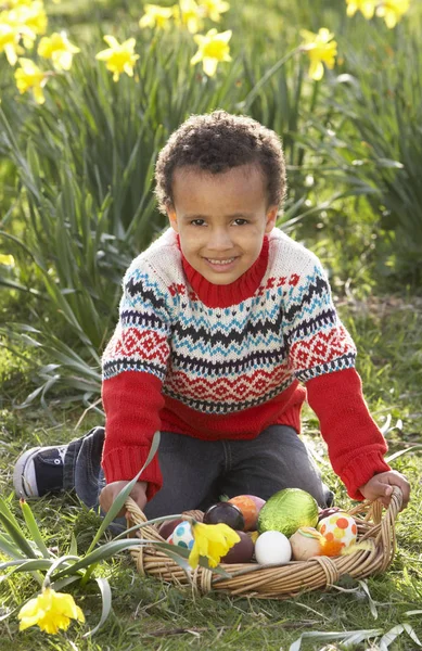 Niño Caza Huevos Pascua Campo Narcisos —  Fotos de Stock