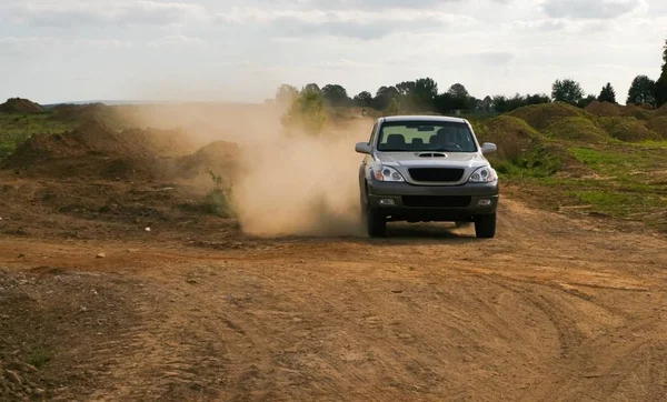 Offroad Autó Mozog Felhők Por — Stock Fotó