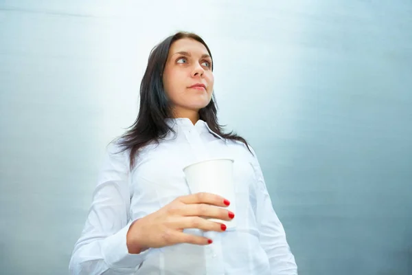 Jovem Mulher Contemplando Segurando Copo Café — Fotografia de Stock