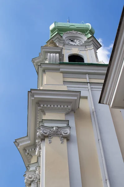 Вид Фасад Церкви Святого Єлизавети Барокко Деталі Вежа Годинником Зеленим — стокове фото