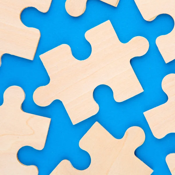 青い背景に木製のパズルのピース — ストック写真