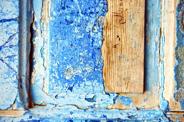 Odarta Farba Niebieskich Drewnianych Drzwiach Zardzewiały Paznokieć — Zdjęcie stockowe