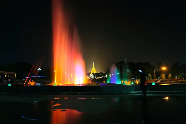 Szökőkút Színes Megvilágítások Éjjel Közelében Shwedagon Pagoda — Stock Fotó