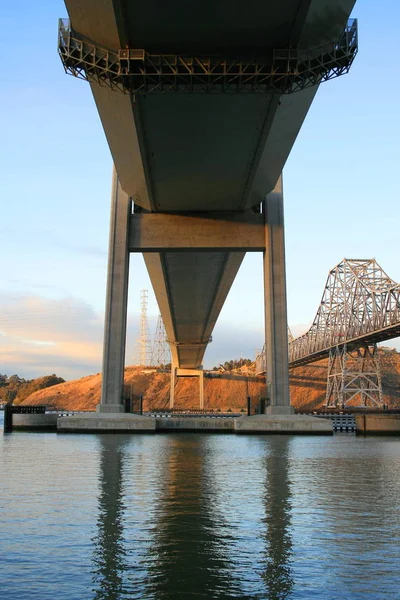 Dos Puentes Altos Construidos Sobre Río — Foto de Stock
