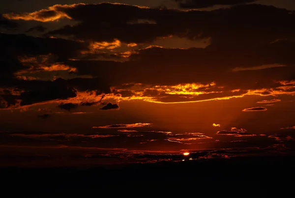 Zonsopgang Ochtend Met Oranjekleurige Wolken Boven Bergen — Stockfoto