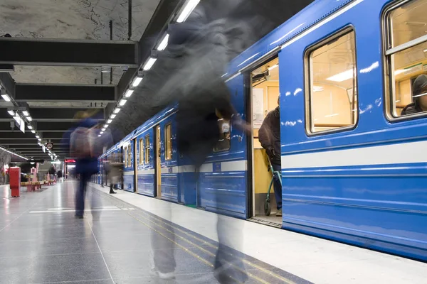 Personas Borrosas Avanzando Estación Metro —  Fotos de Stock