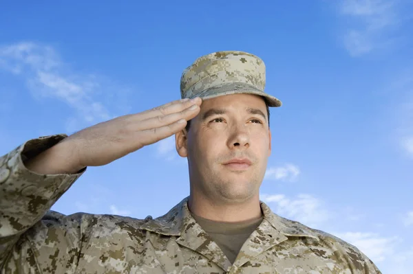 Close Army Soldier Saluting — Stock Photo, Image