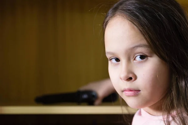 Niño Pequeño Encuentra Pistola Armario Concepto Control Armas — Foto de Stock