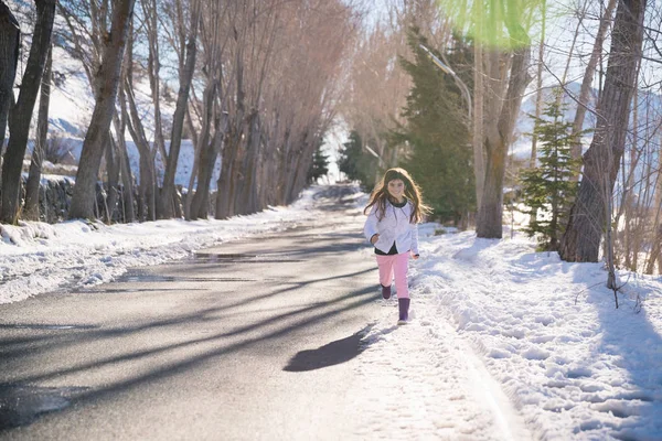 Веселая Маленькая Девочка Бегает Зимнем Парке Солнечный День Очаровательный Ребенок — стоковое фото