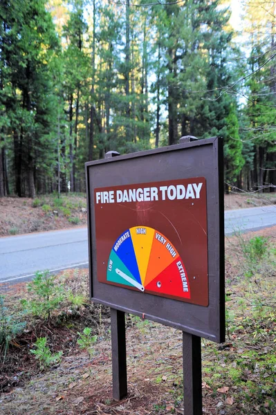 Schild Wald Das Die Brandgefahr Anzeigt Die Das Forstamt Gesetzt — Stockfoto