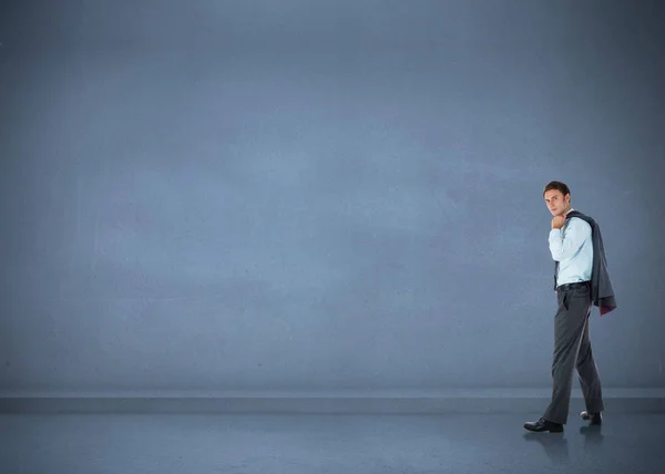 Hombre Negocios Serio Sosteniendo Chaqueta Contra Habitación Oscura — Foto de Stock