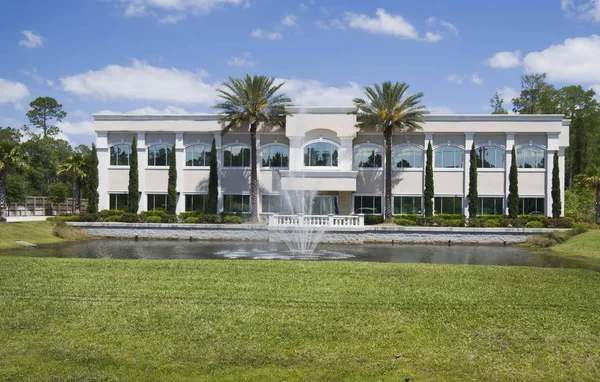 Tropicale Florida Edificio Uffici Paesaggistico Con Grande Fontana — Foto Stock