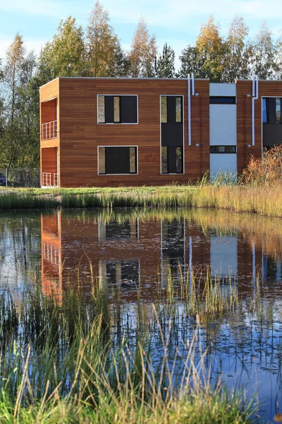 Moderno Edificio Residenziale Legno Sul Lago — Foto Stock