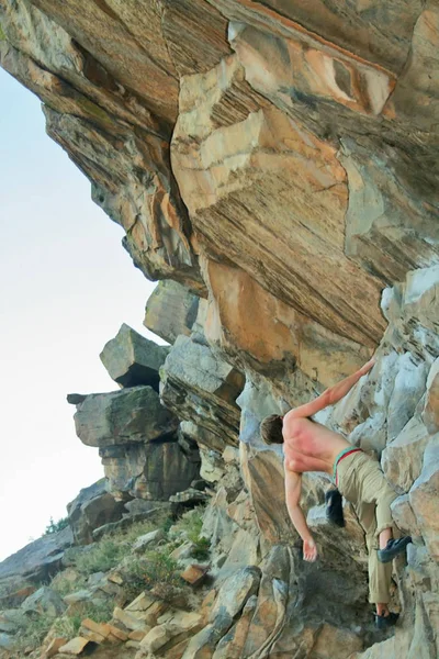 Scalatore Roccia Che Scaccia Una Parete — Foto Stock