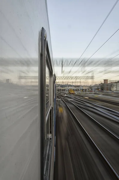 Arrivare Alla Stazione Ferroviaria Dalla Finestra — Foto Stock