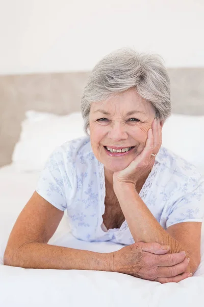 Retrato Mulher Idosa Feliz Deitada Cama Casa — Fotografia de Stock