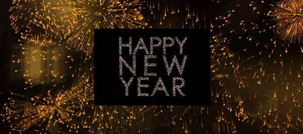 Ακτινοβολώντας Ευτυχισμένο Νέο Έτος Εναντίον Πολύχρωμα Πυροτεχνήματα Έκρηξη Μαύρο Φόντο — Φωτογραφία Αρχείου
