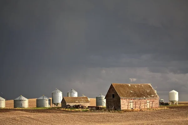 Storm Wolken Boerderijgebouwen Saskatchewan — Stockfoto