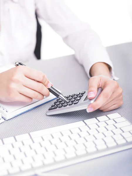 Mujer Negocios Calculando Con Calculadora Oficina — Foto de Stock