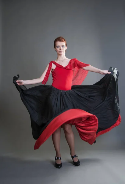 Flamenco Danser Swinging Rok Een Grijze Achtergrond — Stockfoto