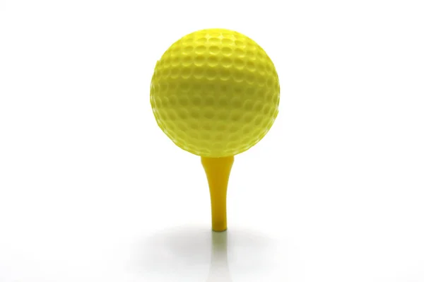 白い背景に対して隔離されたゴルフボール — ストック写真