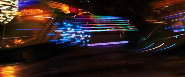 Cores Noturnas Das Luzes Parque Diversões Movimento Trilhas Luz Velocidade — Fotografia de Stock