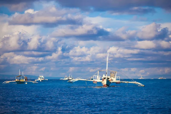 Gran Catamarán Mar Abierto Cerca Isla Bohol — Foto de Stock