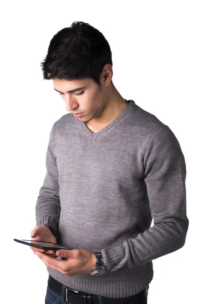 英俊的年轻人拿着电子书阅读器 读课文 站在白色背景上 — 图库照片