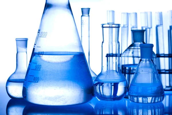 Laboratóriumi Üvegedények Modern Világos Kémiai Koncepció — Stock Fotó