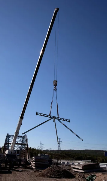 Mobile Crane Lifts Part Bridge Blue Sky — Stock Photo, Image
