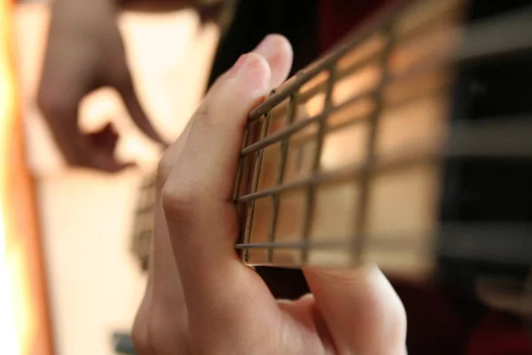 Bassist Handen Als Hij Speelt — Stockfoto