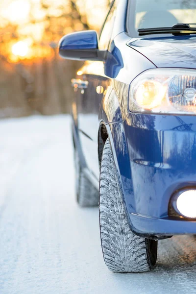 Carro Azul Com Pneus Inverno Estrada Nevado Conduzir Conceito Seguro — Fotografia de Stock