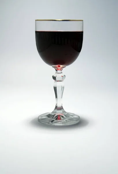 Una Copa Vino Tinto Sobre Fondo Blanco Simple — Foto de Stock