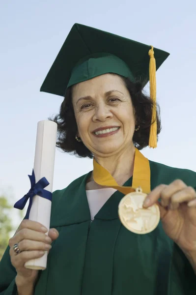 Diploma Femminile Senior Possesso Certificato Medaglia — Foto Stock