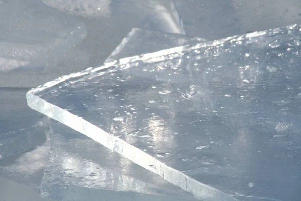 太陽光でアクセントを付けた氷のシートの詳細な画像 — ストック写真