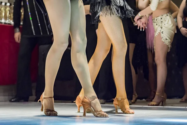 在比赛中跳舞的年轻女孩的女性腿 — 图库照片