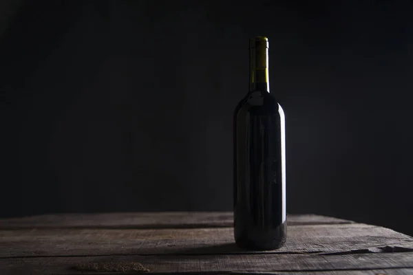 Une Bouteille Verre Vin Rouge Dans Fond Sombre — Photo