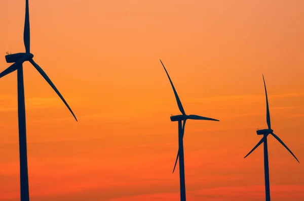 Lâminas De Um Moinho De Vento Isolado Em Um Céu Azul Limpo E Cristalino,  Produção De Energia Eólica De Forma Ecológica E Sustentável. Foto Royalty  Free, Gravuras, Imagens e Banco de fotografias.