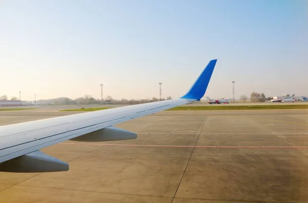 Ala Del Avión Con Aeropuerto Fondo —  Fotos de Stock