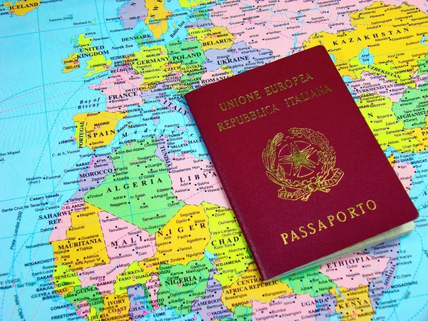 意大利护照与欧洲 非洲地图相印的照片 — 图库照片