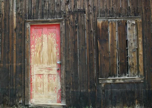 Uma Porta Vermelha Com Descascamento Tinta Num Antigo Edifício Abandonado — Fotografia de Stock