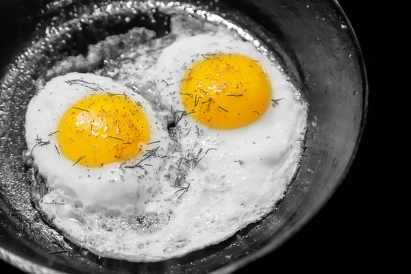 完璧に準備された鋳鉄フライパンの卵 — ストック写真