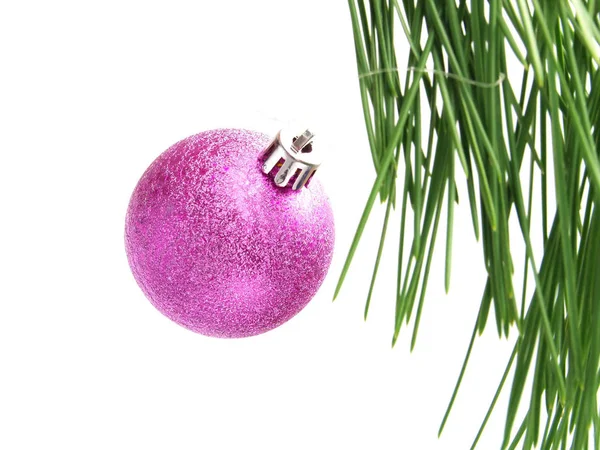 Noel Ağacında Asılı Parlak Pembe Bir Noel Süslemesinin Yakın Plan — Stok fotoğraf