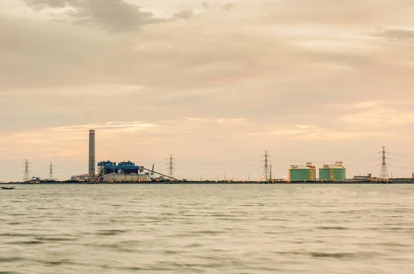 Centrais Elétricas Cercam Mar Rayong Tailândia — Fotografia de Stock