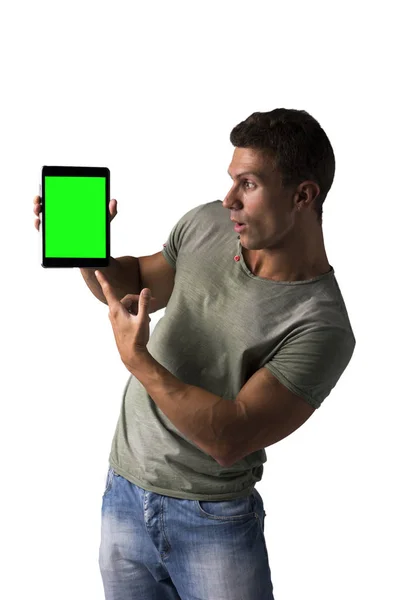 Joven Sorprendido Sosteniendo Mostrando Lector Libros Electrónicos Pie Aislado Sobre — Foto de Stock